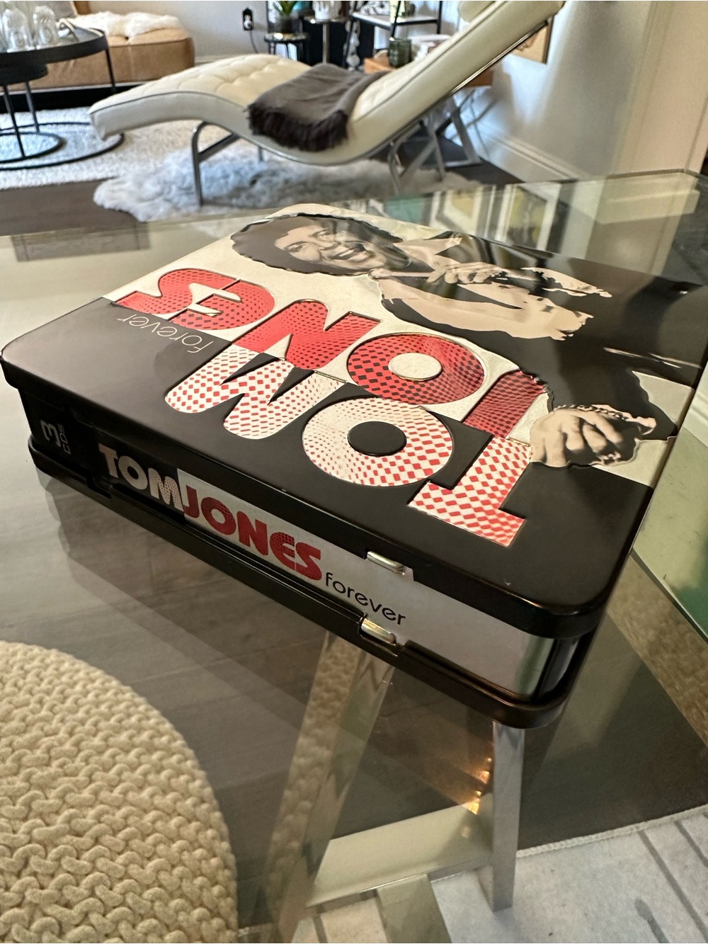 Tom Jones Collectible Tin and CD set - Picture 12 of 13